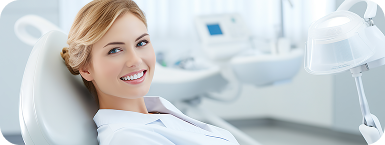 Paciente sonriendo relajada en sillón dental.