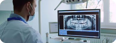 Odontólogo observando una radiografía panorámica 3D